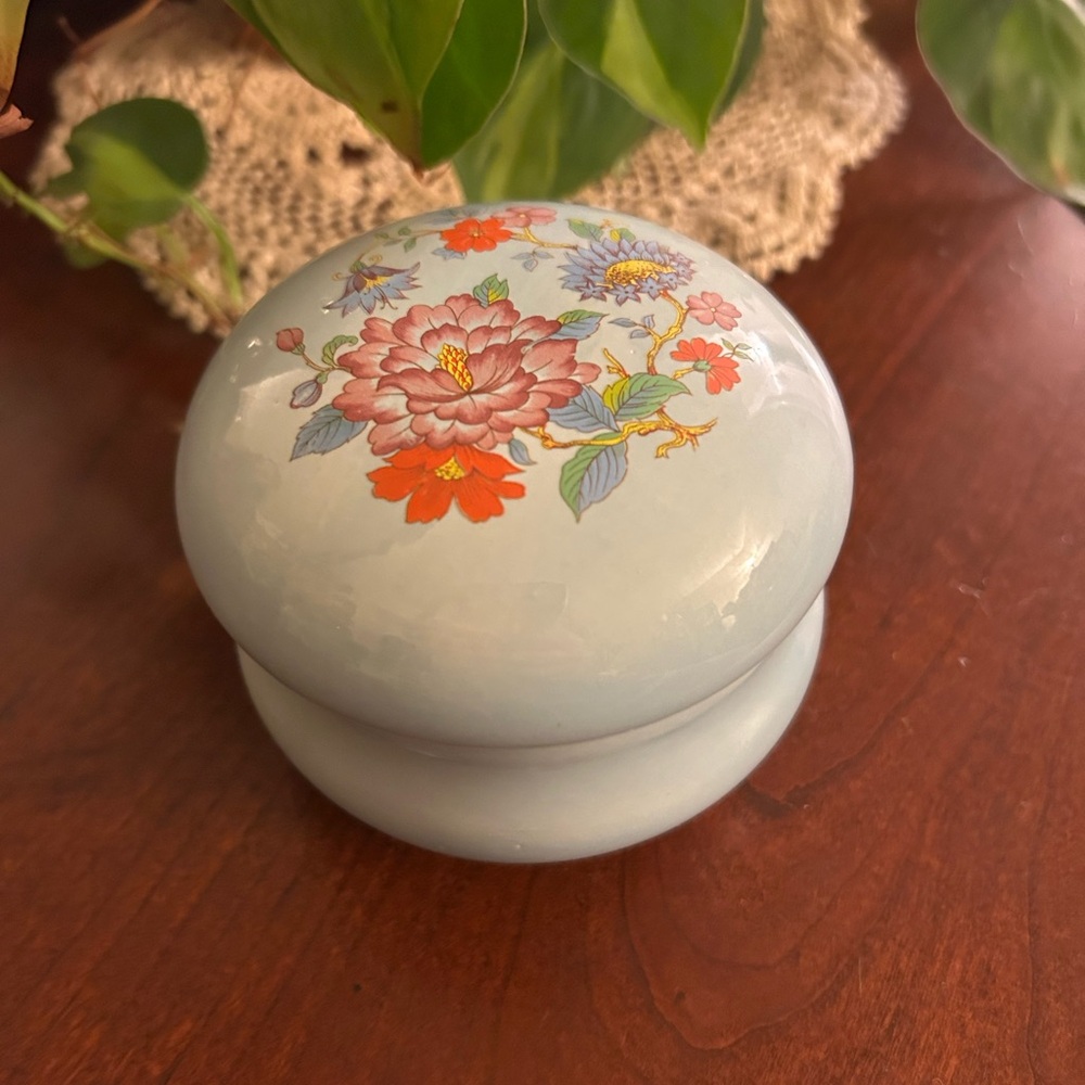 VINTAGE ~~Delicate Pale Blue Ceramic Round Dish Trinket Box w Lid Flowers 3.5"